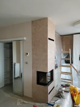 Dekorativní stěrka na krbu v moderním interiéru