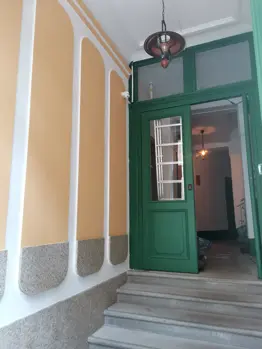 Nově vymalované bytové schodiště v Olomouci