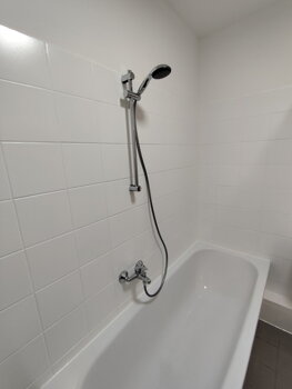 Renovované koupelnové obklady po nátěru v Olomouci
