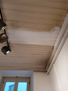 Dřevěný podhled po renovaci a novém nátěru v Olomouci