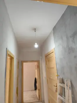 Štukování stěn v pokoji před malováním
